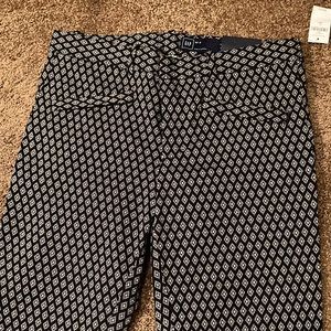 GAP. SOUTHWEST AZTEC PATTERN. SIZE 8R. BLACK/WHITE. NWT